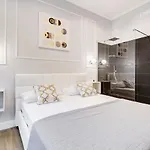 Opera Private By Premium Collection