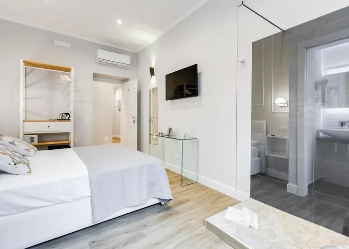 Opera Private By Premium Collection